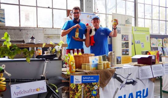 Sie waren beim Apfeltag dabei – Heiko Thonig (rechts) vom NABU Partheland und Philipp Wöhner von der NABU-Naturschutzstation Teichhaus Eschefeld Foto: Ina Ebert