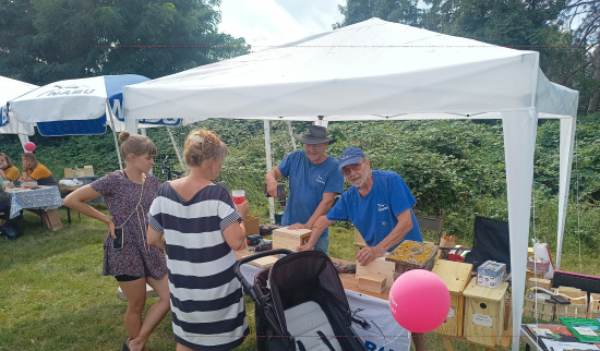 Großer Bastelstand zum Vereinsfest Foto: Heiko Thonig